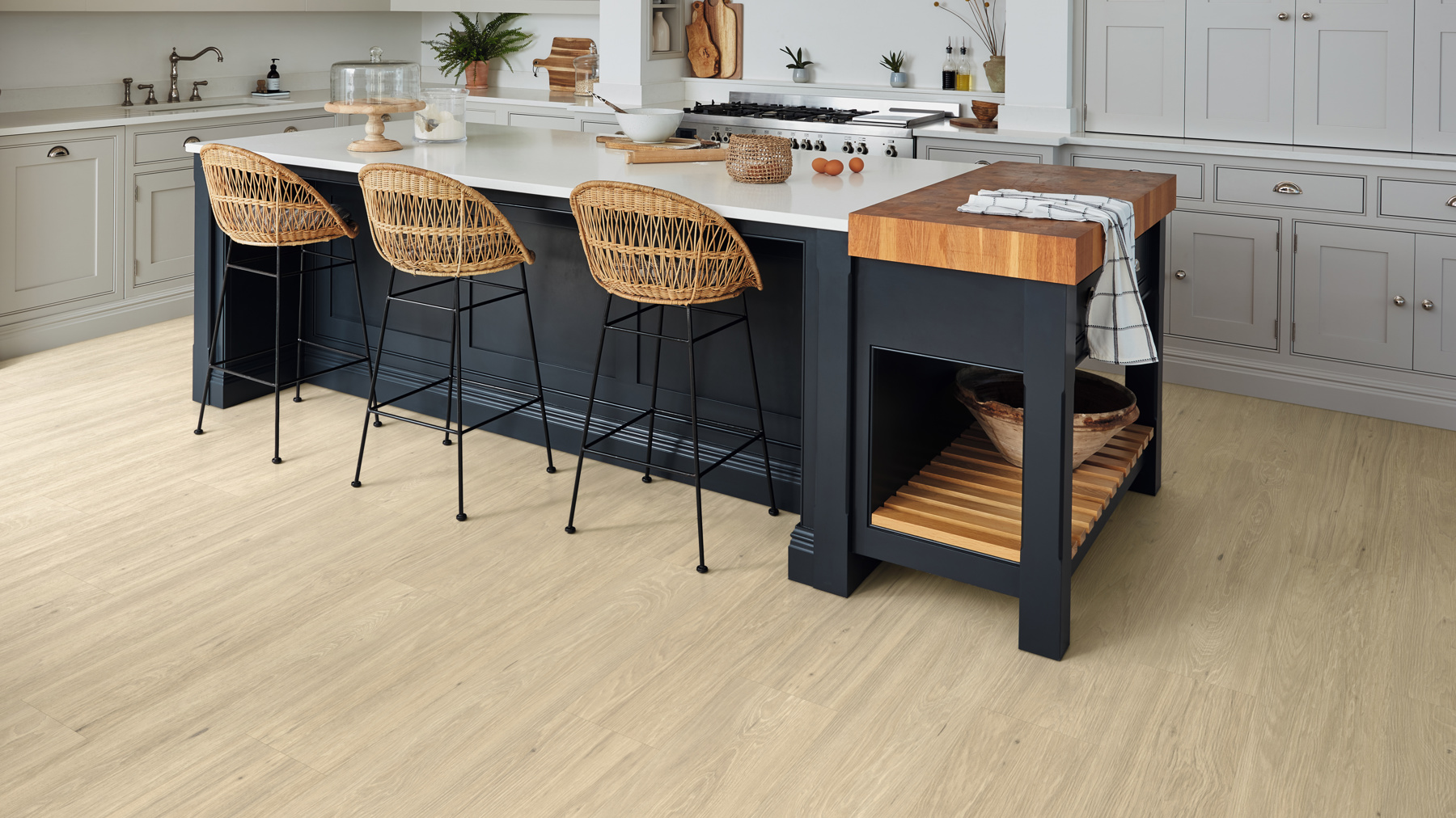 Korlok Select's Canyon Hickory lvp floors in a kitchen